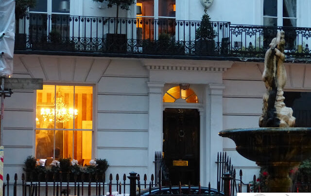 007 Book location: James Bond’s apartment in London / James Bond, the Authorized Biography of 007 (1973)