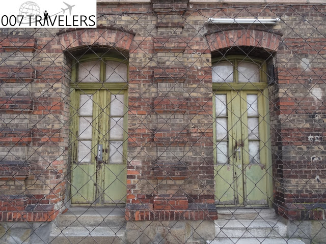 007 Filming location: Toilet doors in Bratislava / The Living Daylights (1987)