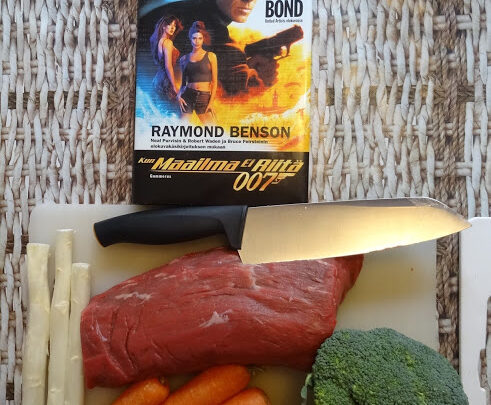 007 Food: Beef Wellington, new potatoes, asparagus and beets