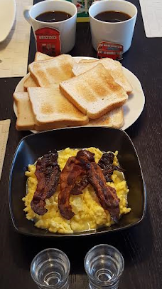 007 Food: Scrambled eggs with American hickory-smoked bacon, toast and coffee