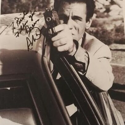 007 Item: Photo of Robert Davi (Franz Sanchez) with autograph and dedication