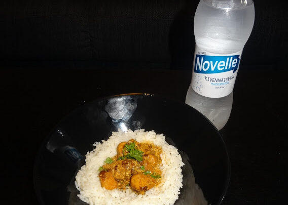 007 Food: Chicken curry with rice, served with bottled sparkling water